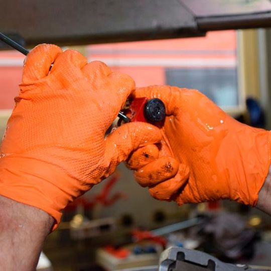 Die Noppenstruktur sorgt für sicheren Griff – auch beim Umgang mit Bremsflüssigkeit.(Bild:  Holz / »kfz-betrieb«)