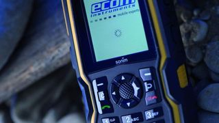 Auch in Ex-Bereichen sicher und zuverlässig mobil kommunizieren mit dem Ex-Handy 07, sei es per Telefongespräch, SMS, MMS oder E-Mail (Bild: Ecom Instruments)