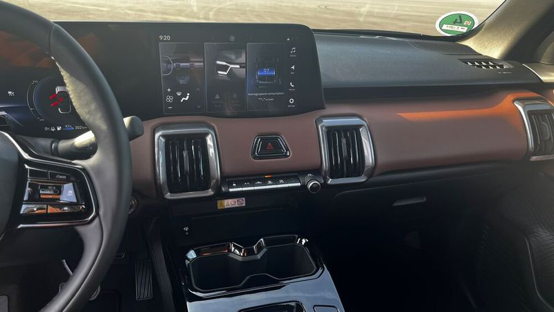 Im Innenraum haben Kunden die Wahl zwischen brauner und komplett schwarzer Farbgestaltung.  (Bild: Simon – VCG)