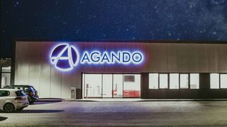 Auch bei Nacht strahlt das neue Firmengebäude des PC-Spezialisten Agando. (Agando)