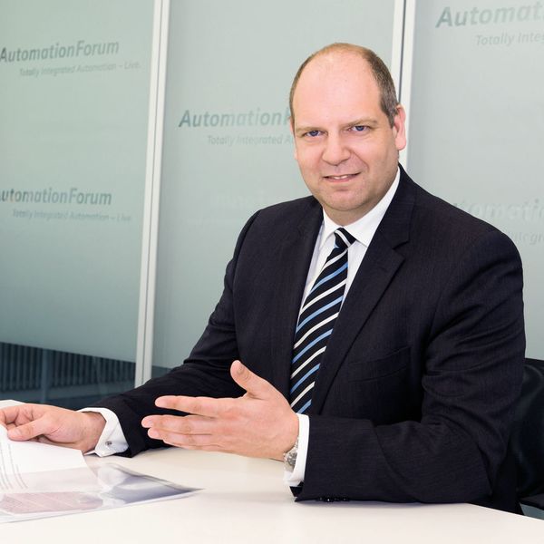 Axel Lorenz, Head of Process Automation Systems, Siemens:
„As a complete supplier of host systems and field devices, Siemens has always played a pioneer role at the development of FDI and delivers a high degree of know-how and resources in this international association. The Process Device Manager Simatic PDM has been the first Siemens prototype utilizing FDI functionality. This universal parametrize and service tool could already import FDI packages in November 2013. Siemens will release the first host system with FDI as well as corresponding FDI packages to the field devices in 2017. We consider the FDI as a decisive step towards less complexity and optimized customer service and will continue to strengthen the joint activities accordingly.“ (Annette Kradisch/Siemens)