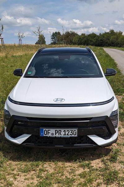 Neues Markengesicht: Der Kona nimmt die aktuelle Markendesignsprache von Hyundai auf: Sie erinnert mit den LED-Leuchtbändern im sogenannten Pixel-Design an den Staria, den Ioniq 5 und den Ioniq 6. Bei der Ausstattungslinie „N“ ist das Lichtpaket serienmäßig an Bord. Es enthält Voll-LED-Projektionsscheinwerfer, besagtes Lichtband und LED-Blinker. (Bild: Dominsky – VCG)