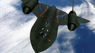 Le légendaire oiseau noir, qui en réalité ne l'est pas, car sa couleur est bleu très foncé. Le SR-71 Blackbird est l'avion de tous les records, sa vitesse maximale est toujours tenue secrète malgré sa mise à la retraite depuis bientôt 20 ans. 32 exemplaires ont été construits et il vola jusqu'en 1998. Les marques de coulures visibles sur l'extrados de l'avion sont des fuites de carburant, en effet les réservoirs n'étaient étanches qu'une fois l'avion "chaud". La dilatation des éléments assurait l'étanchéité une fois la vitesse de croisière atteinte. (Image: US Air Force)
