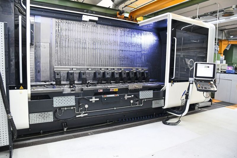 Mit zehn 5-Achs-Spannern „C5X“ können Bauteile bis 3.600 Millimeter vierachsig oder bis Durchmesser 1.400 Millimeter fünfachsig bearbeitet werden.  (Bild: Gressel)