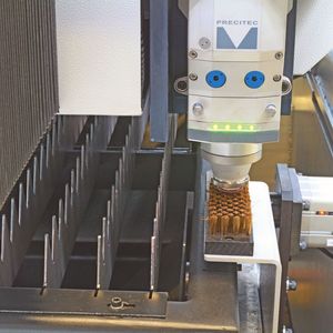 Blick auf den Procutter-Autofokus-Schneidkopf von Precitec, der in der Knuth-Anlage implementiert ist. Er kalibriert die Höhenabtastung nach einem Düsenwechsel automatisch und sorgt auch selbstständig für die Düsenreinigung.