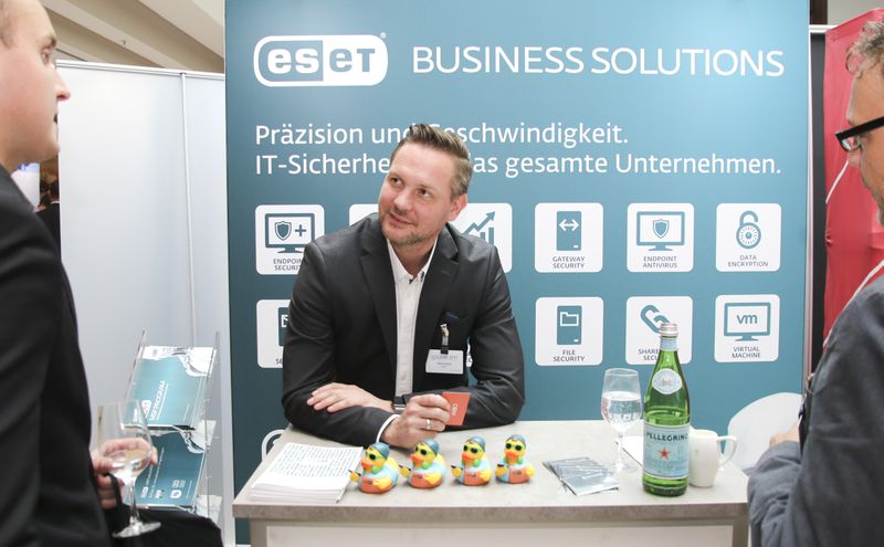 Erstmalig dabei: Security-Hersteller ESET. René Claus, Business Development Manager MSP & Cloud DACH, half bei Fragen weiter. (Vogel IT-Akademie)