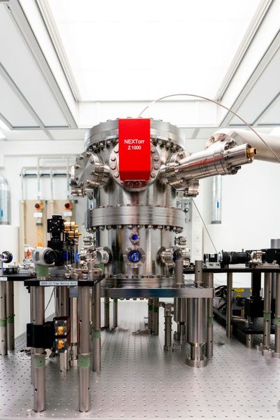 Der Eleqtron-Quantencomuter beim Aufbau ohne Hülle (Bild: Christoph Georges/ Eleqtron)