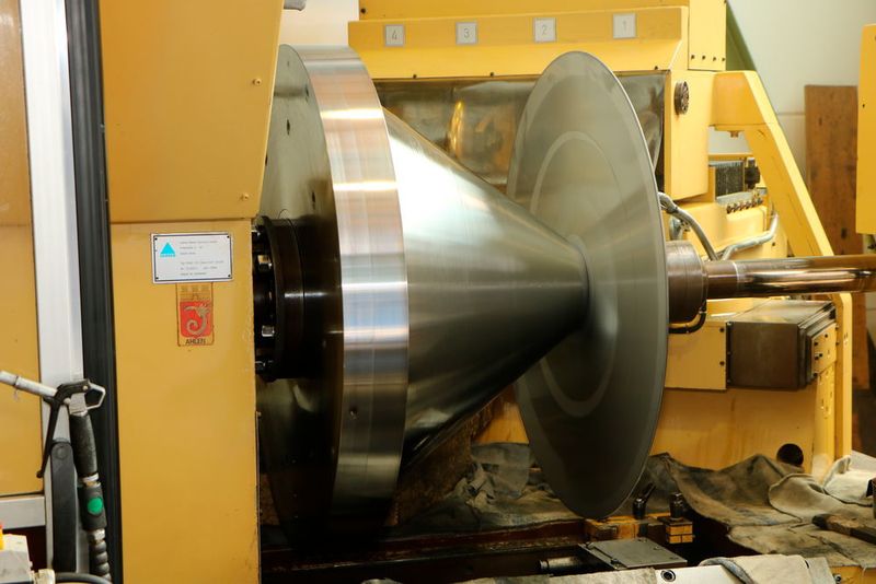 Detailansichten zum Prozess des Metalldrückens. (Itasse)