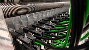 Fraunhofer ISE reports that 25 Ah pouch cells with silicon-rich anodes retained more than 83% of their initial capacity after 1,000 cycles when tested under 1,000 kPa axial pressure. (Bild: Fraunhofer ISE)