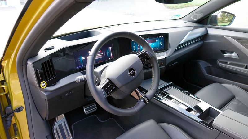 Das Cockpit mit dem durchgehenden Panel, in das zwei Bildschirme eingebettet sind, sieht man in immer mehr modernen Fahrzeugen.  (Bild: Rosenow – »kfz-betrieb«)