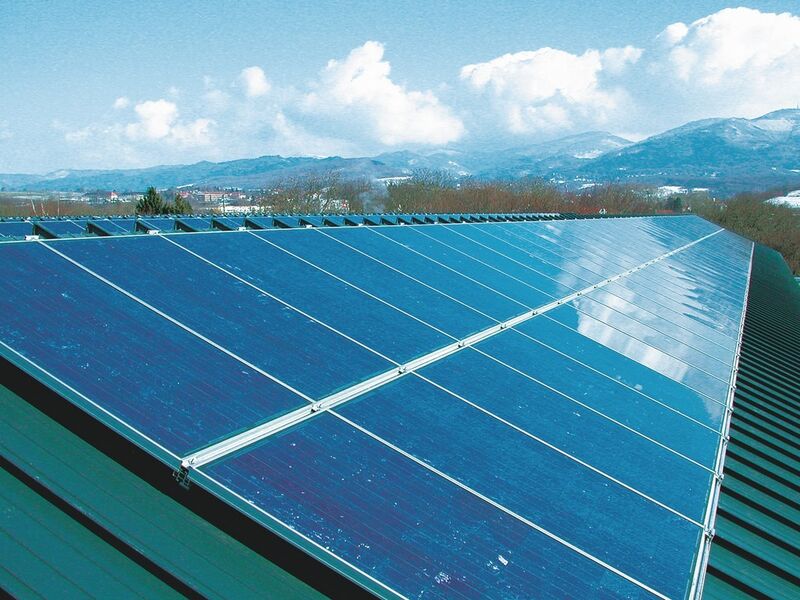 2004 wird auch das Solardach auf dem neuen Werk III offiziell eingeweiht. Auma verfügt nun über eines der größten Solarkraftwerke in der Region. Mit einer Fläche von 1500 Quadratmetern und über 1000 Modulen werden 156.750 kWh klimafreundlicher Solarstrom erzeugt. (Auma)