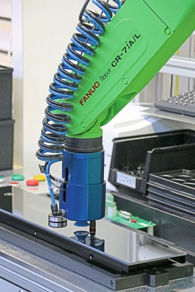 Le robot collaboratif Fanuc CR-7iA/L est un robot 6 axes d'une portée de 911 mm. Il peut supporter une charge utile maximale de 7 kg et est un compagnon idéal. il apprécie tout particulièrement les tâches manuelles, fatigantes et monotones. (Fanuc)