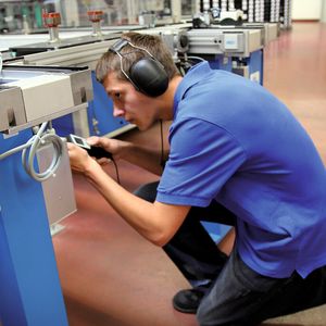 Mit dem Ultraschallprüfgerät ist Energiescout Dominik Burkert den Druckluftleckagen auf der Spur.