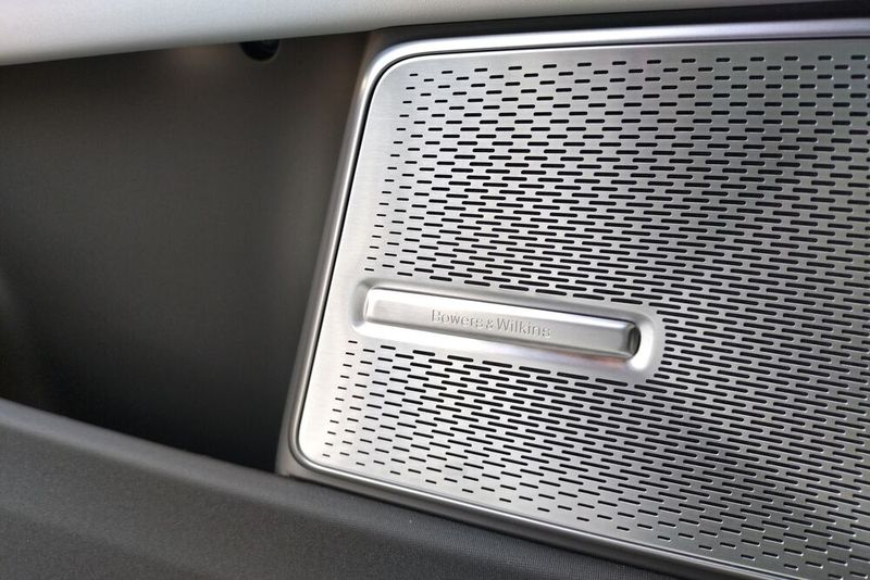 2. Dolby Atmos macht den Unterschied Das optionale High-End-Audiosystem mit 25 Lautsprechern, 1.610 Watt und Dolby Atmos gehört zum Besten, was die Automobilwelt aktuell bietet. Die Kopfstützen fungieren als zusätzliche Lautsprecher, der 3D-Surround-Sound erreicht Konzertsaal-Niveau. (Bild: Sven Prawitz/Vogel Communications Group)