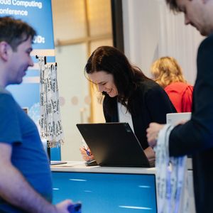Beim Check-in begrüßte das Team der Vogel IT-Akademie die Teilnehmer am Veranstaltungstag.(Bild:  Manuel Emme Fotografie)