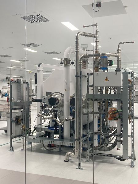 Spezialofen für die thermische Behandlung von Metallbauteilen im Reinraum. (Bild: Stefanie Michel)