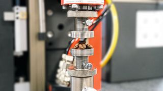 Mit der zwickiLine Z5.0 von Zwick Roell führt die Hochschule Geisenheim Elastizitätsmessungen durch und erlangt so wertvolle Erkenntnisse über die Qualität und den Röstgrad der Bohnen, wodurch Ausschuss aufgrund schlechter Qualität vermieden werden kann. (Bild: Zwick Roell)