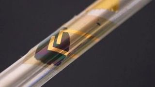 Der gedruckte Sensor so dünn und flexible, dass er um einen Bleistift gewickelt werden kann. Er lässt sich auch an andere Formen anpassen. Die Leistungsfähigkeit ist vom Biegen größtenteils unbeeinflusst. (Bild: 2015 Someya Laboratory)