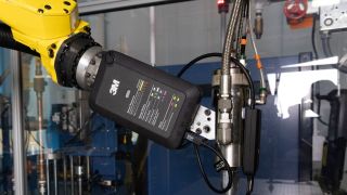 Im Dosierprozess überwacht der 3M Klebstoffmix-Monitor das Mischungsverhältnis in Echtzeit und unterstützt eine gleichbleibende Prozessqualität. (Bild: 3M)