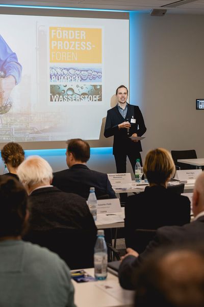 Führte durchs Programm: PROCESS-Redakteur Dominik Stephan macht sich als Moderator für Wasserstoff-Prozesse stark. (Bild: Stefan Bausewein)