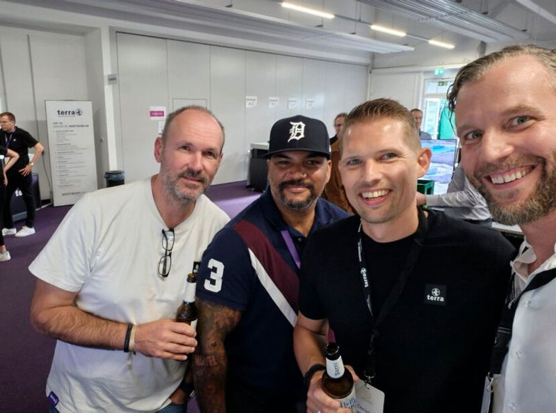 (v. l.) Sven Öpping, David Holliday (IT-BUSINESS), Christian Wiechert und Stephan Teinert von Wortmann bereiten sich auf die Party vor. (Bild: Vogel IT-Medien GmbH)