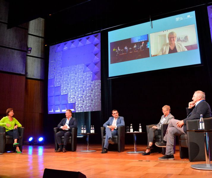 Podiumsdiskussion am Vormittag im Kongress-Saal: Moderatorin Ursula Heller, BR / Dr. Markus Leyck Dieken, Geschäftsführer gematik / Staatsminister Klaus Holetschek; Sabine Dittmar, Parlamentarische Staatsekretärin BMG und Prof. Jörg Debatin, Healthcare- Unternehmer (v. l. n. r.). Per Video zugeschaltet war Prof. Sylvia Thun, Direktorin für digitale Medizin und Interoperabilität an der Charité (© Bayerisches Staatsministerium für Gesundheit und Pflege)