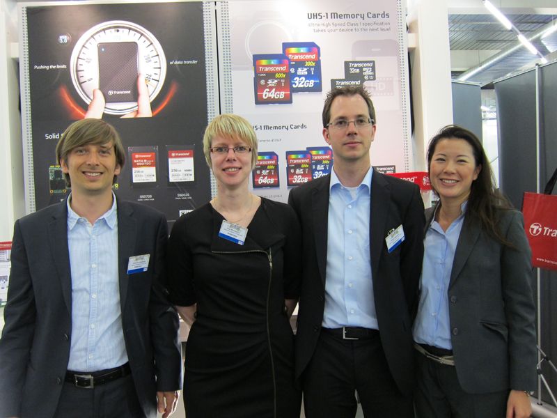 (v. l.) Johannes Hentschel, Anja Wunderlich und Philip Haarmann, Transcend, und Thuy Trieu, Ingram Micro (IT-BUSINESS)