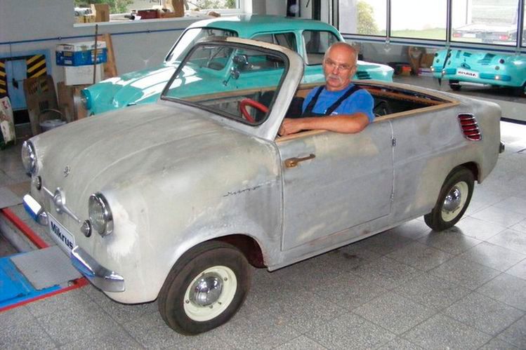 Zbigniew Kopras aus Fialkowo bei Posen ist Autonarr durch und durch: Er besitzt über 100 Pkw – darunter auch diesen seltenen polnischen „Mikrus“ – sowie 330 Motorräder. Seine Sammlung möchte er jetzt in ein öffentlich zugängliches Museum überführen. (Bild: Henryk Kopras)