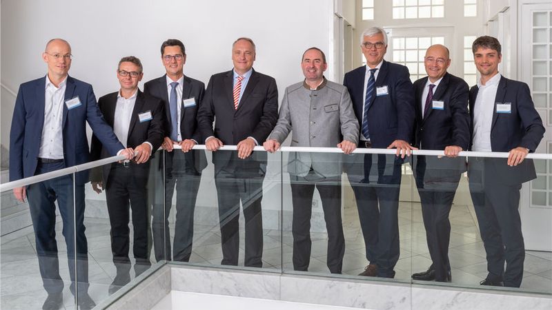 Trafen sich zum Projektstart (von links nach rechts): Franz Schulte (Thüga SmartService), Dr. Johannes Angloher (Syneco), Markus Last (erdgas schwaben), Dr. Matthias Cord (Thüga), Staatsminister Hubert Aiwanger, Prof. Dr. Ulrich Wagner (TUM), Marcus Böske (Energie Südbayern), Dr. Christoph Ullmer (Thüga).