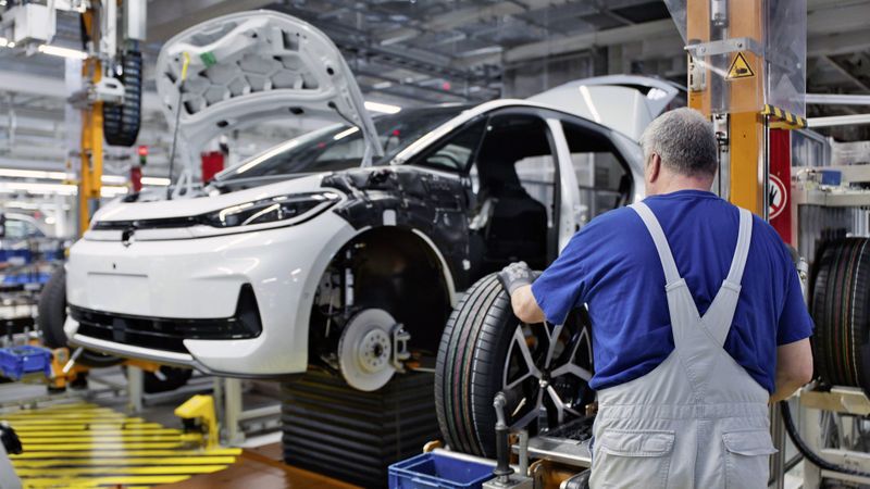 In Werken wie Zwickau, die E-Autos bauen, will Volkswagen wegen steigender Nachfrage die Produktion hochfahren.(Bild:  Volkswagen)