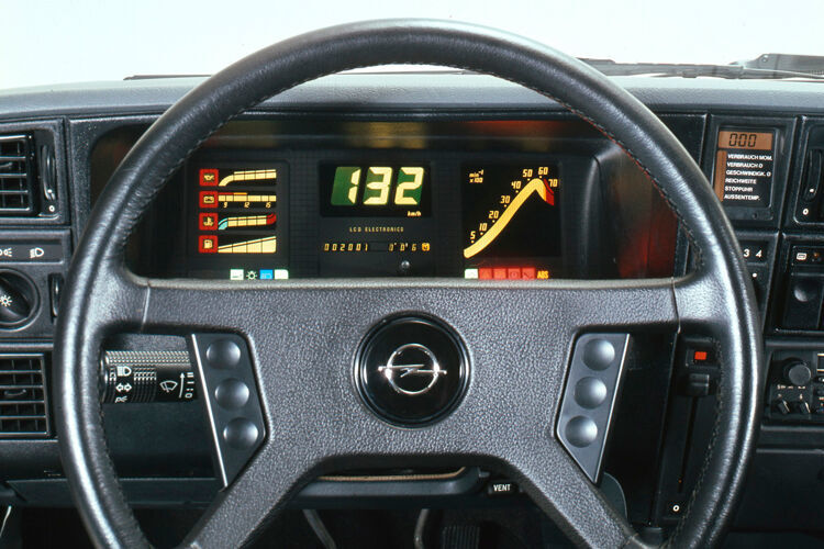Kleinteilige, bunte Digitalanzeigen, wie im Sportcoupé Opel Monza, wurden auch gerne Mäusekino genannt. (Opel)