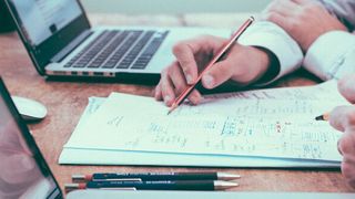 Der Fortschrittsbericht der Plattform Lernende Systeme adressiert die Chancen und Risiken des KI-Einsatzes für die Gesellschaft und Wirtschaft.  (Bild: gemeinfrei)