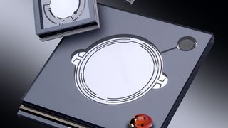 Die schnellen und widerstandsfähigen MEMS-Spiegel lenken den Laserstrahl ab und führen ihn präzise über das Werkstück. Sie halten nun auch hohen Energien stand, so dass sie Aluminium und Stahlbleche bearbeiten können. (Bild: Fraunhofer ISIT)