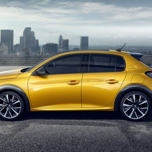 Insgesamt sieht die Neuauflage des 208 deutlich sportlicher aus, was vor allem an der etwas längeren Motorhaube liegt.(Bild:  Peugeot)
