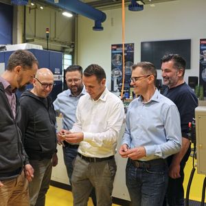Discussing final details on the Penta 8 (from left): machine operator Thomas Eiberle, Christian Erb, application engineer, process engineer Angelos Tanios, all from Wieland; Marco Huck, application engineer in the TechCenter, Florian Schöffler, consulting and sales, Jörg Huber, application engineer in the TechCenter, all from Iscar; and Werner Lederbogen, work preparation at Wieland.(Image: Iscar)