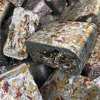 Neue Einnahmequelle für die Schweizer Leuthold Mechanik AG: Die Aluminium-Stanzgitter aus der Kaffeekapsel-Produktion werden von einer Brikettierlinie mit vier RUF-Anlagen zu wertvollen Briketts gepresst. (Bild: RUF Maschinenbau GmbH & Co. KG)