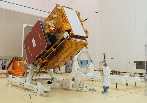 Das Bild von einem Test am Boden zeigt die Größe des Satelliten (ESA)