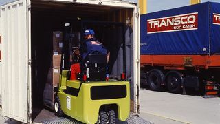 Die mobile Container-Überladebrücke Typ MC kommt zum Einsatz, wenn Container mithilfe schwerer Stapler be- oder entladen werden. (Bild: Altec)