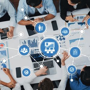 Wer macht eigentlich was? Wer ist für was zuständig? Besonders ärgerlich ist es, wenn auffällt, dass mehrere Personen an denselben Aufgaben arbeiten oder nicht wissen, was ihre genaue Aufgabe ist. Dies kann mit einer klaren Aufgabenverteilung verhindert werden. Somit ist jedem Teammitglied klar, was seine Aufgaben sind und welche Erwartungen damit verbunden sind. Klare Rollenverteilungen fördern nicht nur die Effizienz, sondern auch das Verantwortungsbewusstsein der Einzelnen.  (Bild: ©  InfiniteFlow - stock.adobe.com)