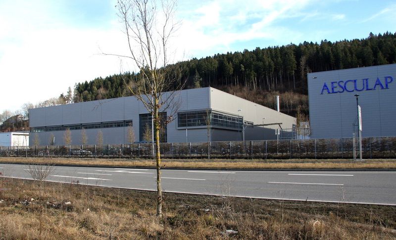 Das Mehrzweckgebäude „Bau 71“ wurde bereits seiner Bestimmung übergeben und soll Anfang Mai im Beisein des baden-württembergischen Ministerpräsidenten Winfried Kretschmann offiziell eingeweiht werden. (Bild: Aesculap)