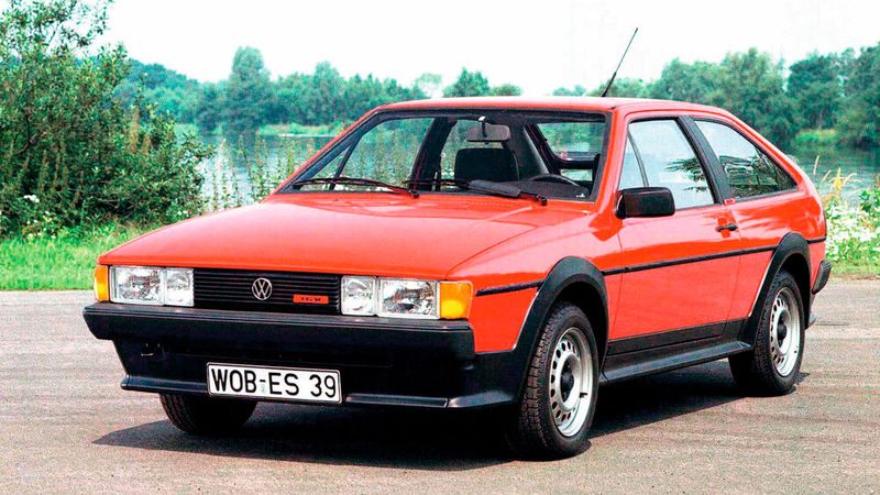 Auf der Internationalen Automobil-Ausstellung in Frankfurt/Main zeigte VW 1983 einen 16-Ventil-Prototyp mit 102 kW (139 PS), der in Anlehnung an das Oettinger-Modell entstanden war (ab Juli 1985 im VW-Angebot). Das Fahrwerk war überarbeitet und mit verstärkten Gelenkwellen, Querlenkern, Stabilisatoren sowie Scheibenbremsen auch hinten dem neuen Leistungsniveau angepasst. Zur Senkung des Auftriebs war der Heckspoiler größer ausgelegt. Der Scirocco 16V mit 102 kW kostete anfangs 27.190 DM. Er beschleunigte in 8,1 Sekunden von 0 auf 100 km/h und erreichte eine Höchstgeschwindigkeit von 208 km/h. (Bild: Volkswagen)