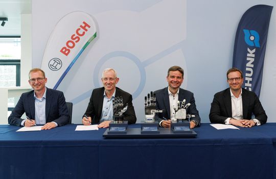 Startschuss für eine Entwicklungskooperation zwischen Schunk und Bosch: Jürgen Müller (CEO, Robert Bosch Robotics GmbH), Dr. Stefan Waschul (Fertigungsvorstand des Geschäftsbereichs Vehicle Motion, Robert Bosch GmbH), Timo Gessmann (CTO, Schunk) und Falk Bäurle (COO/CFO, Schunk) bei der Vertragsunterzeichnung.(Bild:  Schunk SE & Co. KG)