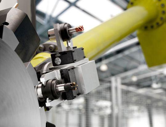 So sieht die neue Art des Drehens aus! Denn Sandvik Coromant hat ein automatisches System geschafften, das per Roboterzugriff die Werkzeuge wechselt ...(Bild:  Sandvik Coromant)