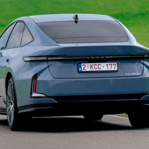 Optisch kommt die auf über fünf Meter gewachsene Limousine  deutlich dezenter daher als der Vorgänger. (Bild: Lexus)