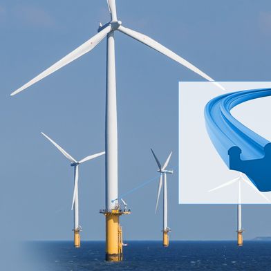 Für den Einsatz in Windkraftanlagen liefert das neue LCM-Extrusionsverfahren hochpräzise Profile, die extreme Spaltbewegungen und mechanische Lasten über eine Betriebsdauer von mehr als 35 Jahren zuverlässig kompensieren. (Bild: Freudenberg Sealing Technologies)