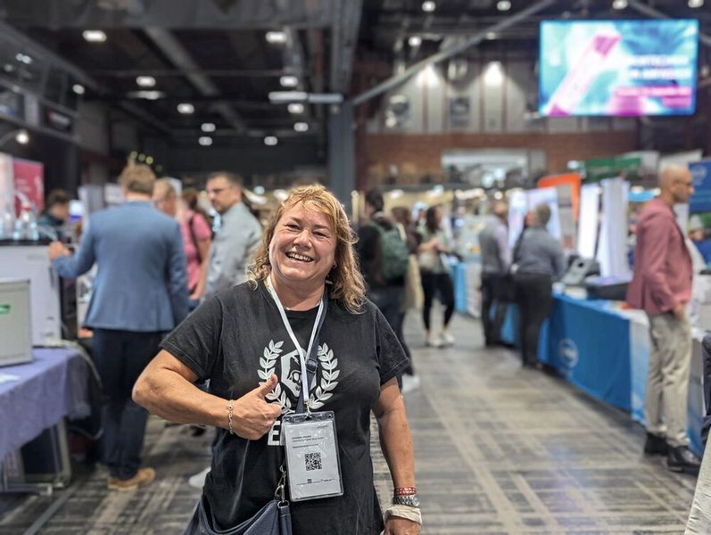 Besucherstimmen der LAB-SUPPLY Chemnitz 2025  Christine Alscher, Chemische Fabrik Berg GmbH:   „Wir suchen noch eine anständige Rührplatte für die Firma. Hier hat man alle Anbieter zusammen – das ist optimal. Und die Vorträge sind auch toll: Ich war gerade bei Metrohm, da kann ich nur schwärmen, die machen das super.“    Mehr Infos zu den kommenden LAB-SUPPLY-Messen finden Sie auf www.lab-supply.info (Bild: VCG – Lüttmann)