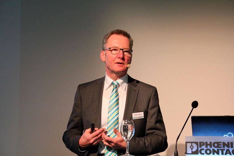 Roland Bent, Geschäftsführer der Phoenix Contact GmbH & Co. KG, sagte anlässlich einer Pressekonferenz auf der SPS IPC Drives: „Wir sind nicht unzufrieden mit dem laufenden Jahr.“ - Kein Wunder, stieg doch der Umsatz 2015 um 8 % auf voraussichtlich mehr als 1,9 Mrd. Euro. Und 2016 rechnet er damit, die Zweimilliardenmarke zu knacken. (Bild: Reinhold Schäfer)