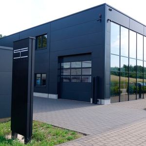 Das Betriebsgebäude von Schawe Car Design in Waltrop ist ein moderner schwarzer Kubus, dem man seinen Zweck als Kfz-Werkstatt kaum ansieht. (Bild: Rosenow – VCG)