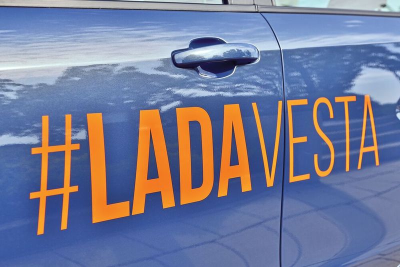 Mit dem Vesta erhofft sich Lada Deutschland wieder eine stärkere Akzeptanz bei den Käufern. Auch die Kundenansprache ist bereits modernisiert. (Bild: Grimm / »kfz-betrieb«)