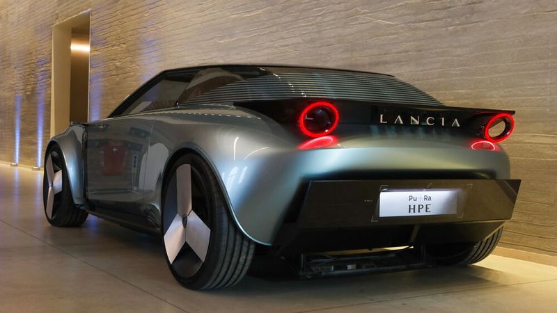 Das Konzeptfahrzeug ist 4,45 Meter lang und zeigt, in welche Richtung sich Lancia in Sachen Design und Technik entwickelt. (Bild: Lancia/Stellantis)